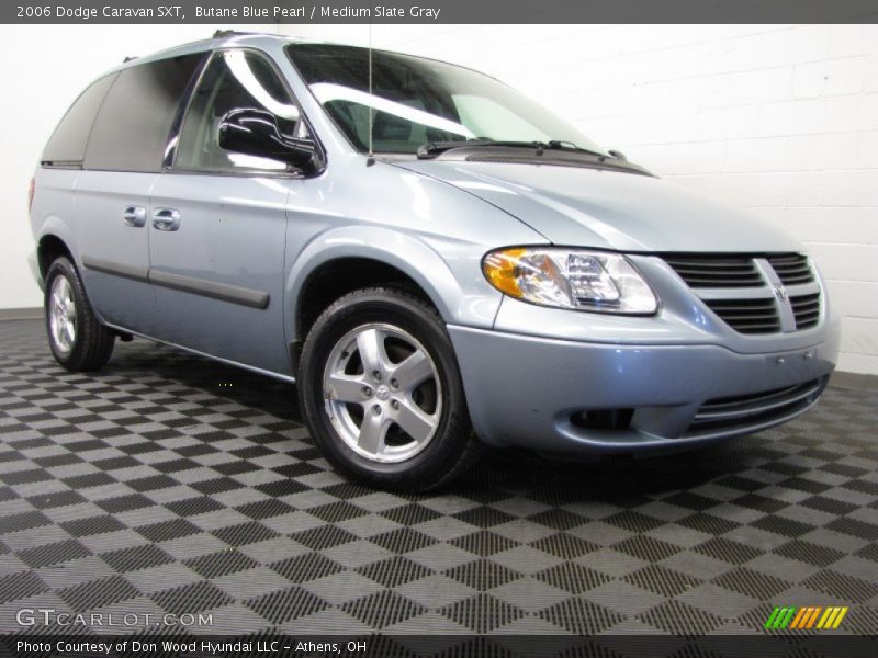 Front 3/4 View of 2006 Caravan SXT