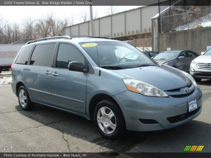 Front 3/4 View of 2006 Sienna LE
