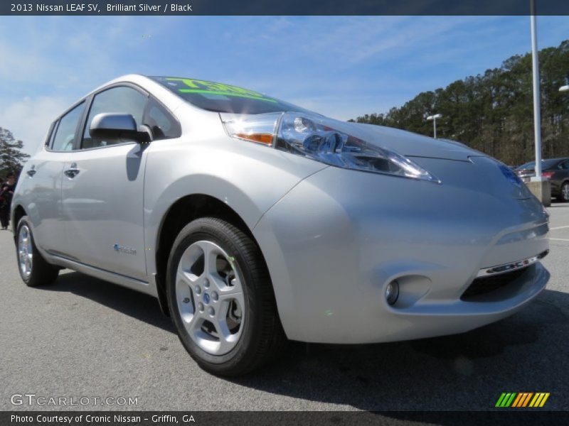 Front 3/4 View of 2013 LEAF SV