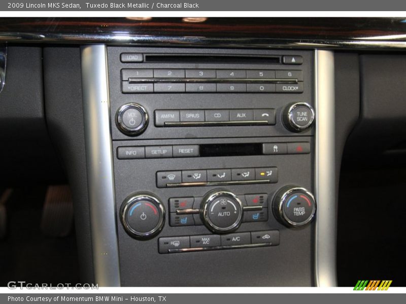 Controls of 2009 MKS Sedan