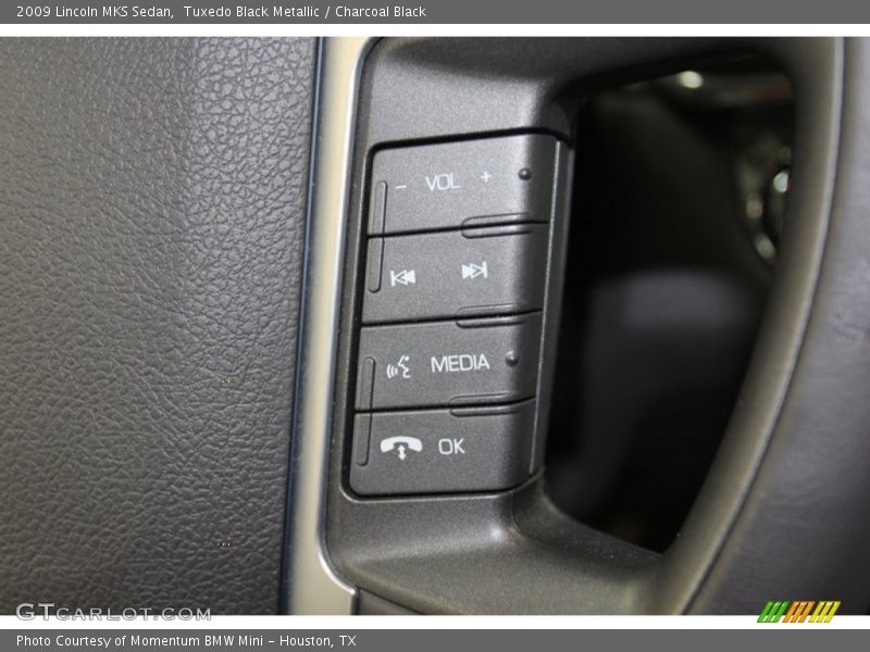 Controls of 2009 MKS Sedan