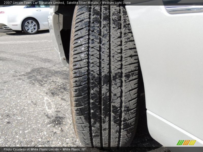 Satellite Silver Metallic / Medium Light Stone 2007 Lincoln Town Car Signature Limited