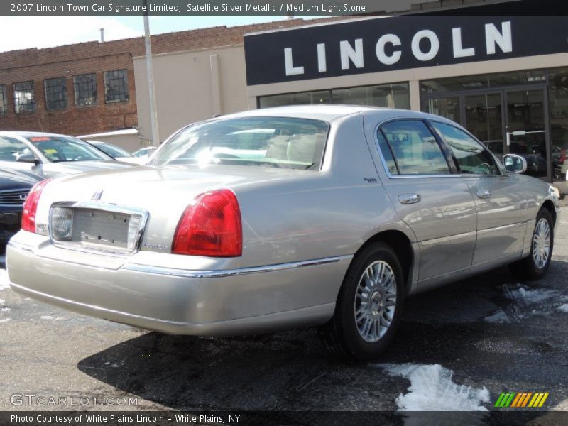 Satellite Silver Metallic / Medium Light Stone 2007 Lincoln Town Car Signature Limited