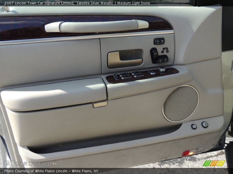 Satellite Silver Metallic / Medium Light Stone 2007 Lincoln Town Car Signature Limited
