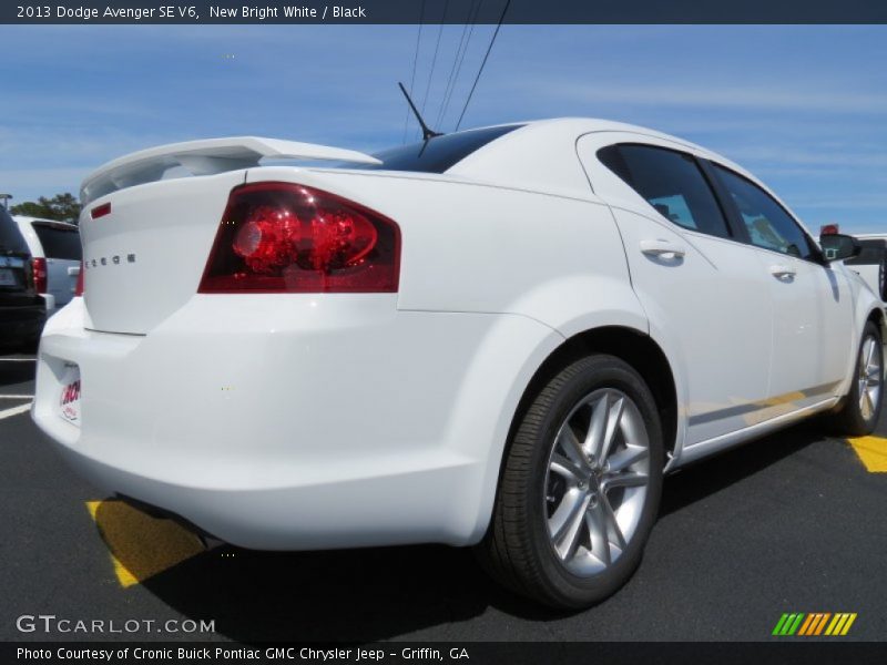 New Bright White / Black 2013 Dodge Avenger SE V6