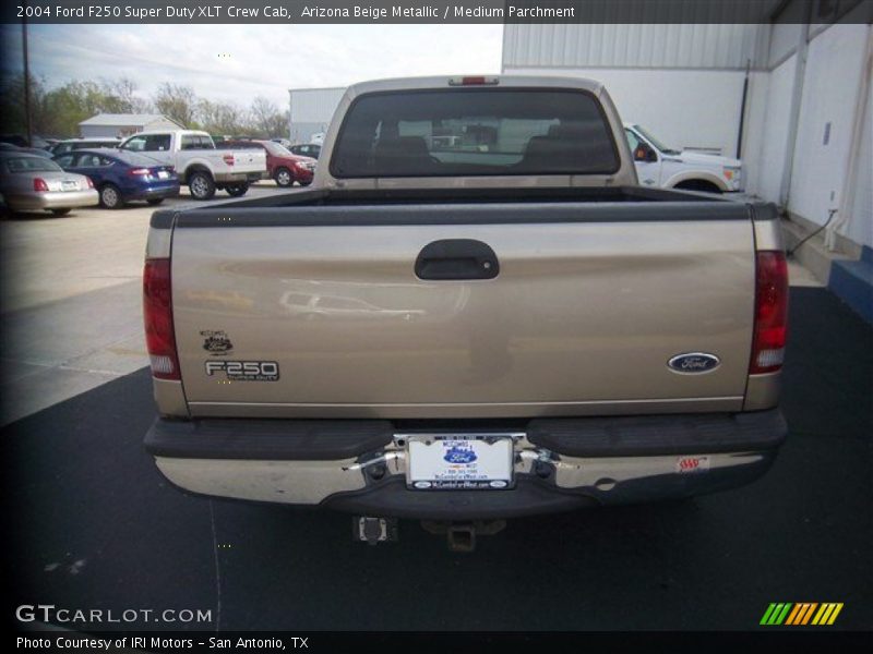 Arizona Beige Metallic / Medium Parchment 2004 Ford F250 Super Duty XLT Crew Cab