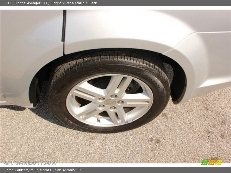 Bright Silver Metallic / Black 2012 Dodge Avenger SXT