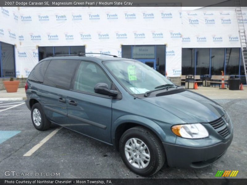 Front 3/4 View of 2007 Caravan SE