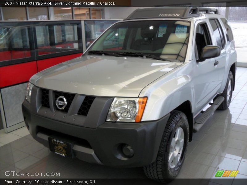 Front 3/4 View of 2007 Xterra S 4x4