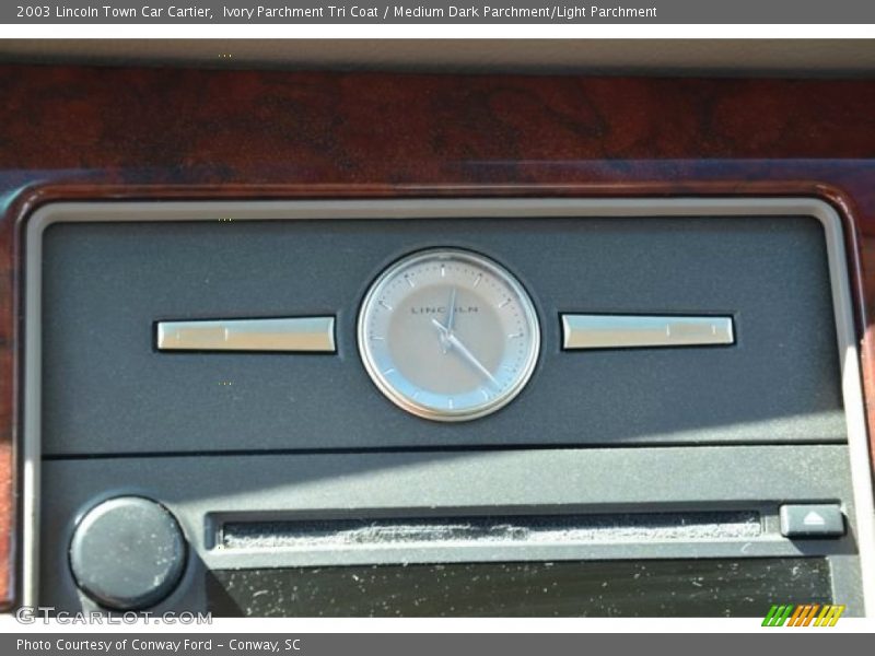 Ivory Parchment Tri Coat / Medium Dark Parchment/Light Parchment 2003 Lincoln Town Car Cartier