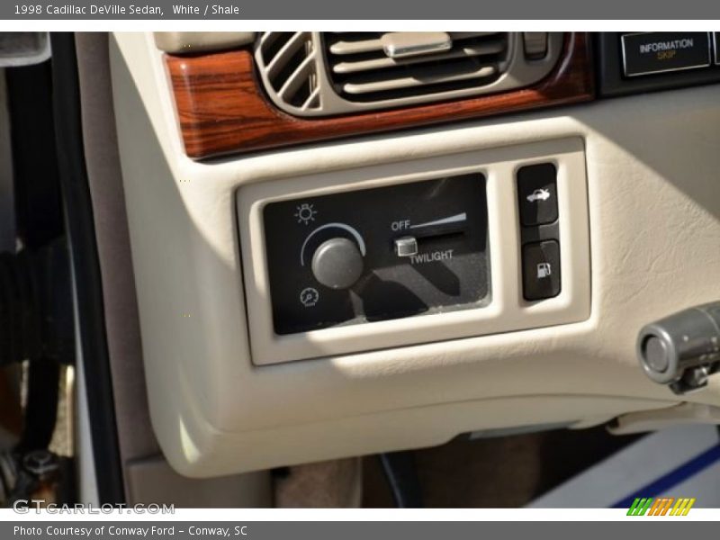 White / Shale 1998 Cadillac DeVille Sedan