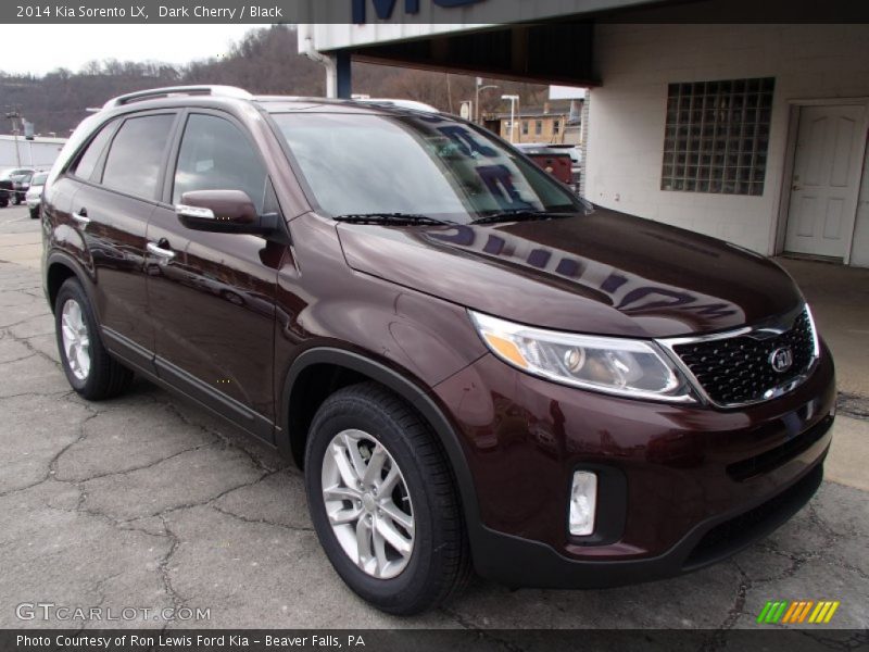 Front 3/4 View of 2014 Sorento LX