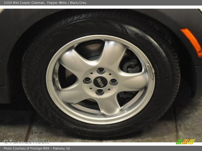 Pepper White / Black/Grey 2009 Mini Cooper Clubman
