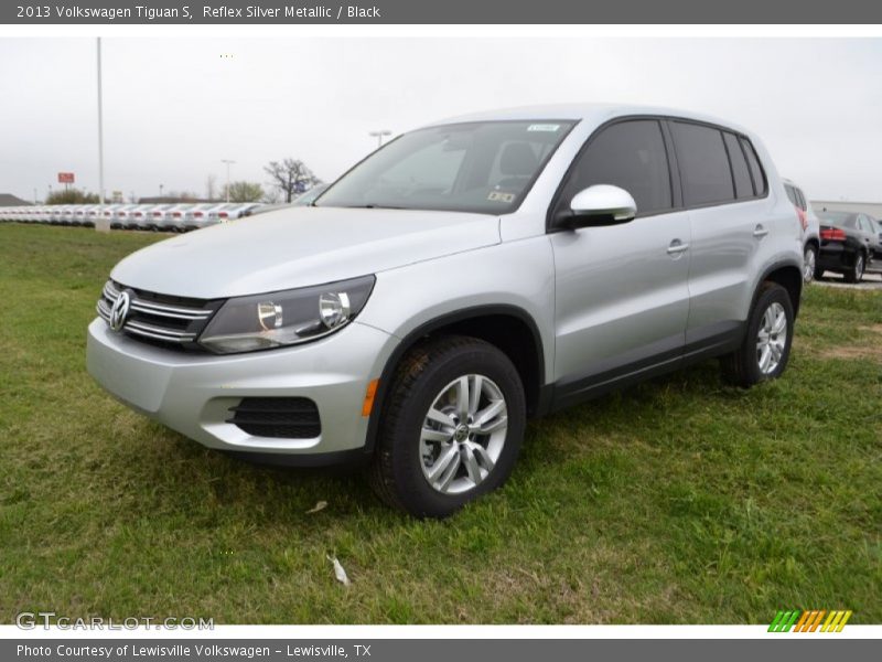 Front 3/4 View of 2013 Tiguan S