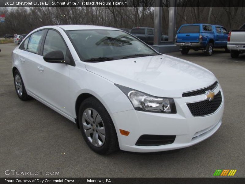 Front 3/4 View of 2013 Cruze LS