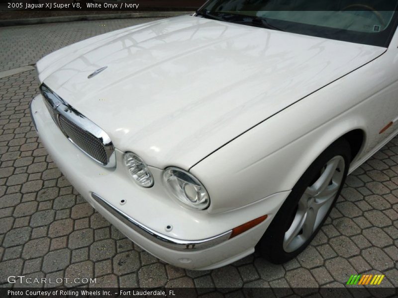 White Onyx / Ivory 2005 Jaguar XJ Super V8