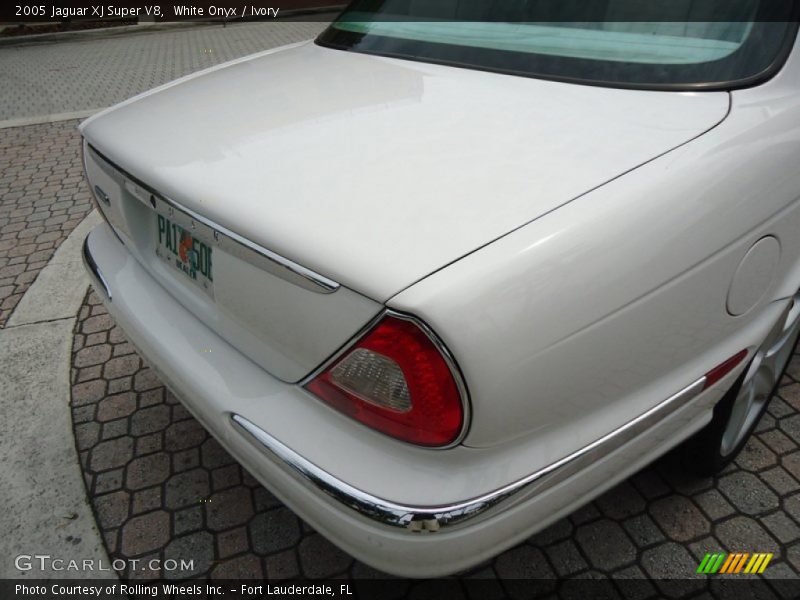 White Onyx / Ivory 2005 Jaguar XJ Super V8