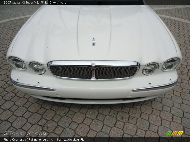 White Onyx / Ivory 2005 Jaguar XJ Super V8