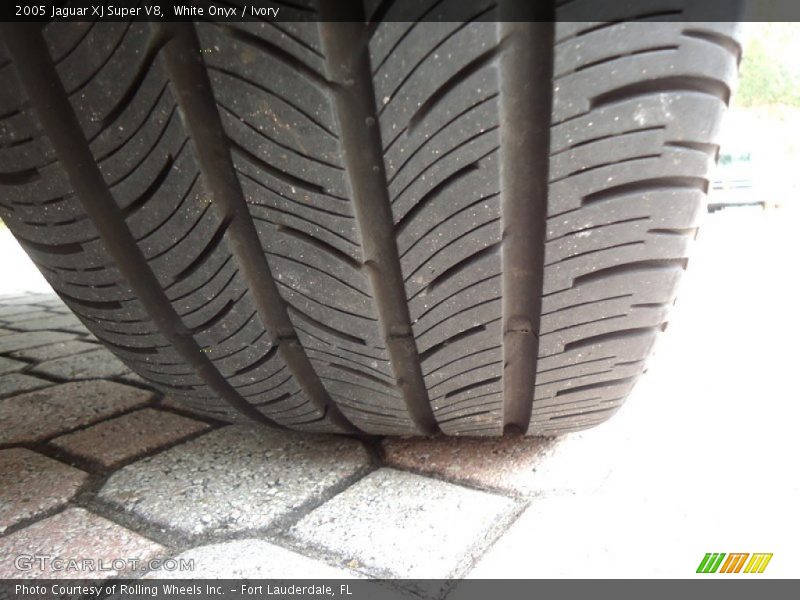 White Onyx / Ivory 2005 Jaguar XJ Super V8