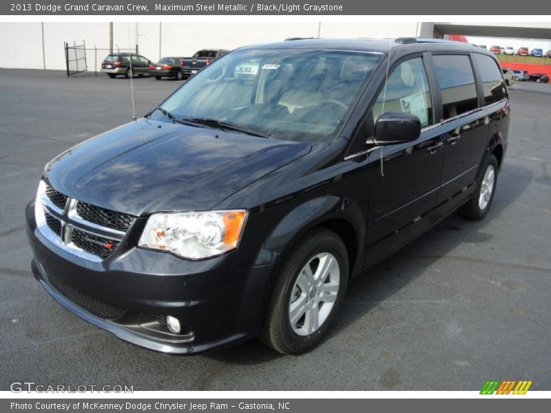 Front 3/4 View of 2013 Grand Caravan Crew