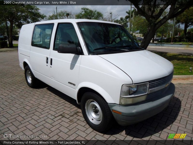 Front 3/4 View of 2000 Astro Cargo Van