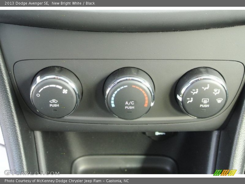 New Bright White / Black 2013 Dodge Avenger SE