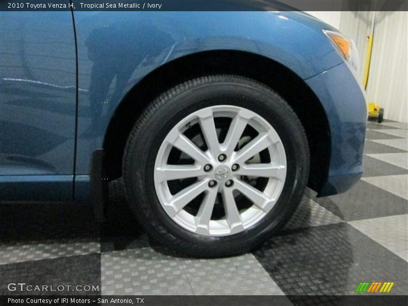 Tropical Sea Metallic / Ivory 2010 Toyota Venza I4