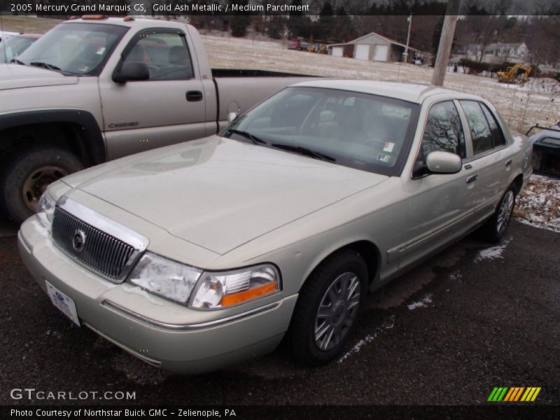 Front 3/4 View of 2005 Grand Marquis GS
