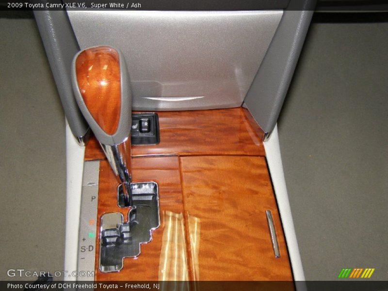 Super White / Ash 2009 Toyota Camry XLE V6