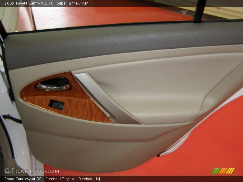 Super White / Ash 2009 Toyota Camry XLE V6
