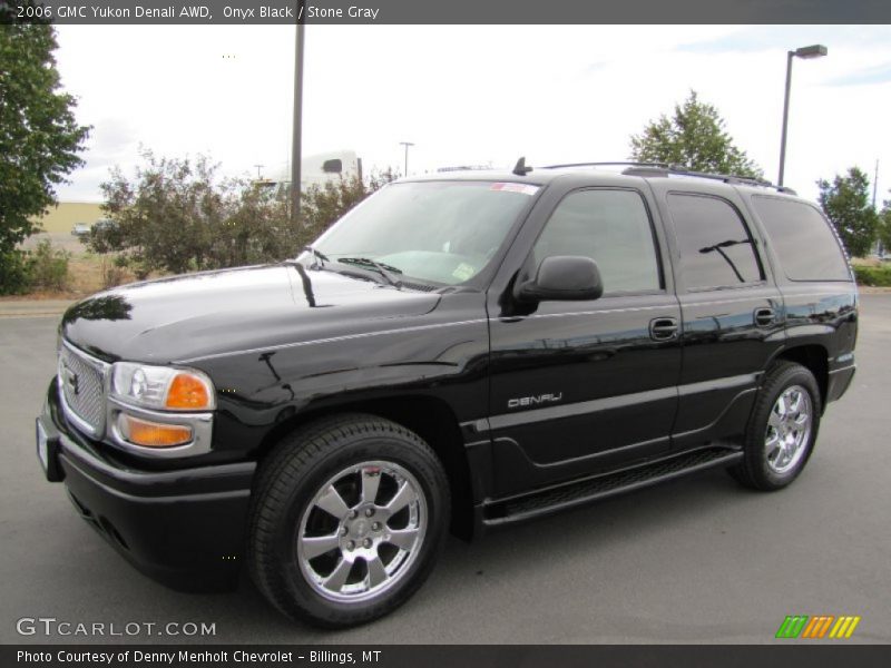 Front 3/4 View of 2006 Yukon Denali AWD