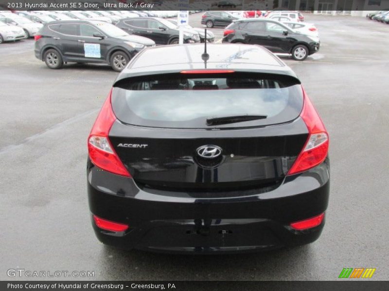 Ultra Black / Gray 2013 Hyundai Accent SE 5 Door