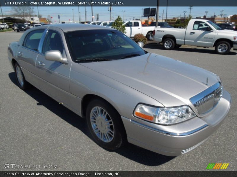 Front 3/4 View of 2010 Town Car Signature Limited