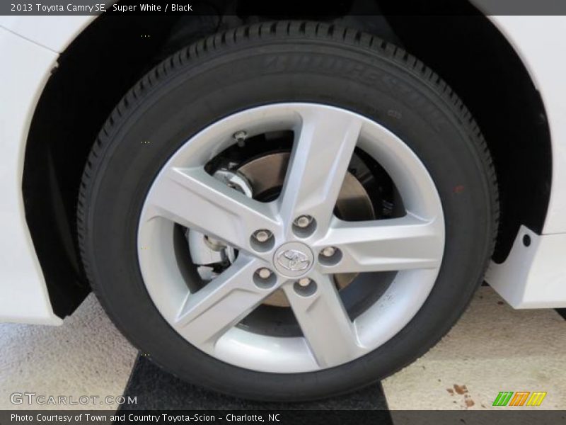 Super White / Black 2013 Toyota Camry SE