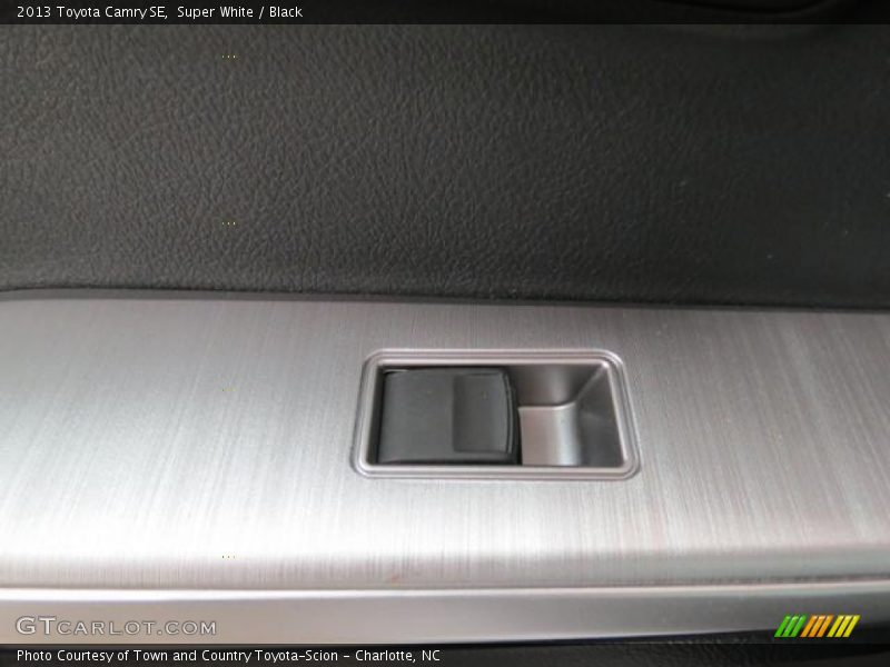 Super White / Black 2013 Toyota Camry SE