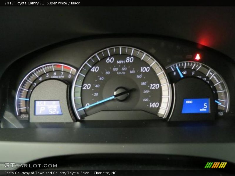 Super White / Black 2013 Toyota Camry SE