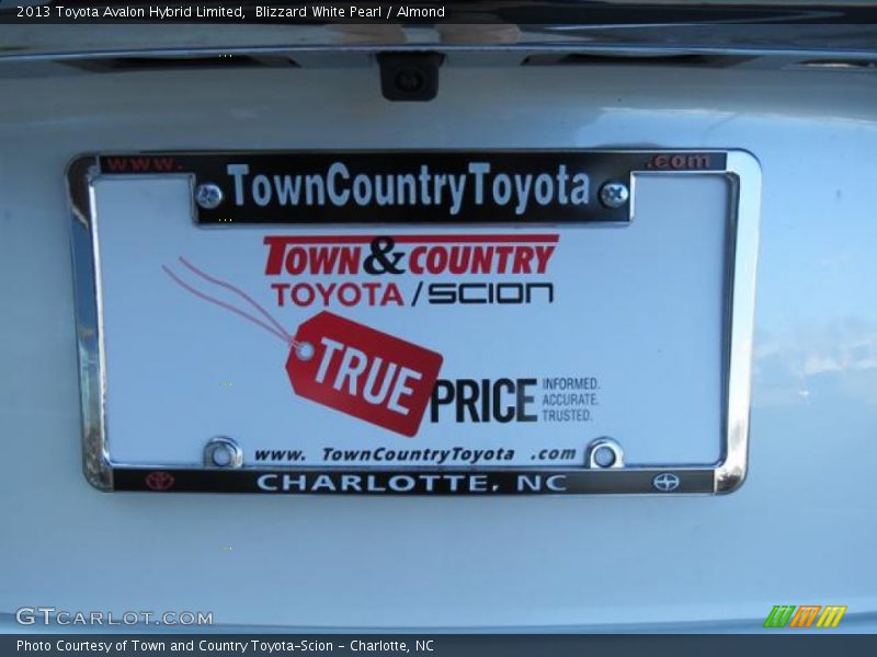 Blizzard White Pearl / Almond 2013 Toyota Avalon Hybrid Limited