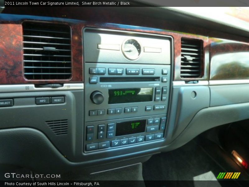 Controls of 2011 Town Car Signature Limited