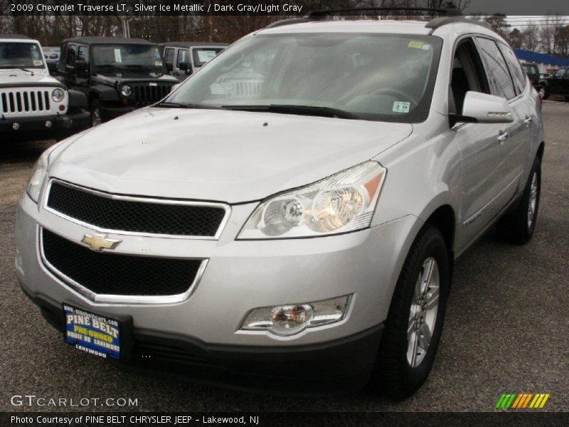 Silver Ice Metallic / Dark Gray/Light Gray 2009 Chevrolet Traverse LT