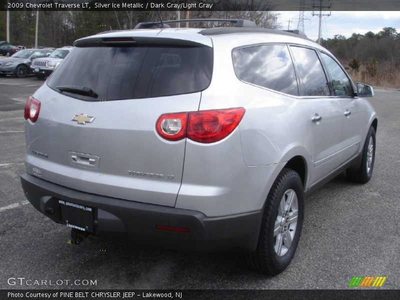 Silver Ice Metallic / Dark Gray/Light Gray 2009 Chevrolet Traverse LT
