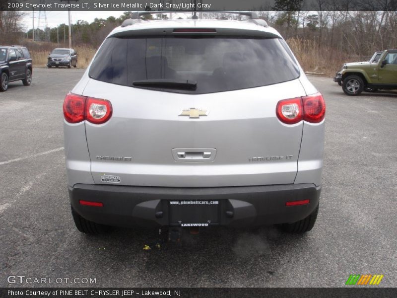 Silver Ice Metallic / Dark Gray/Light Gray 2009 Chevrolet Traverse LT