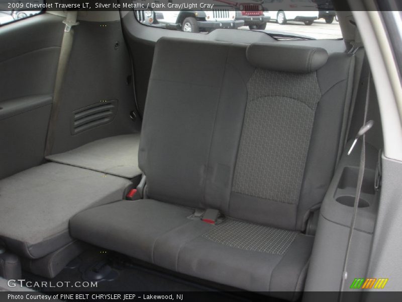 Silver Ice Metallic / Dark Gray/Light Gray 2009 Chevrolet Traverse LT