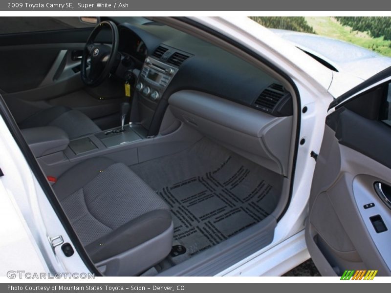 Super White / Ash 2009 Toyota Camry SE