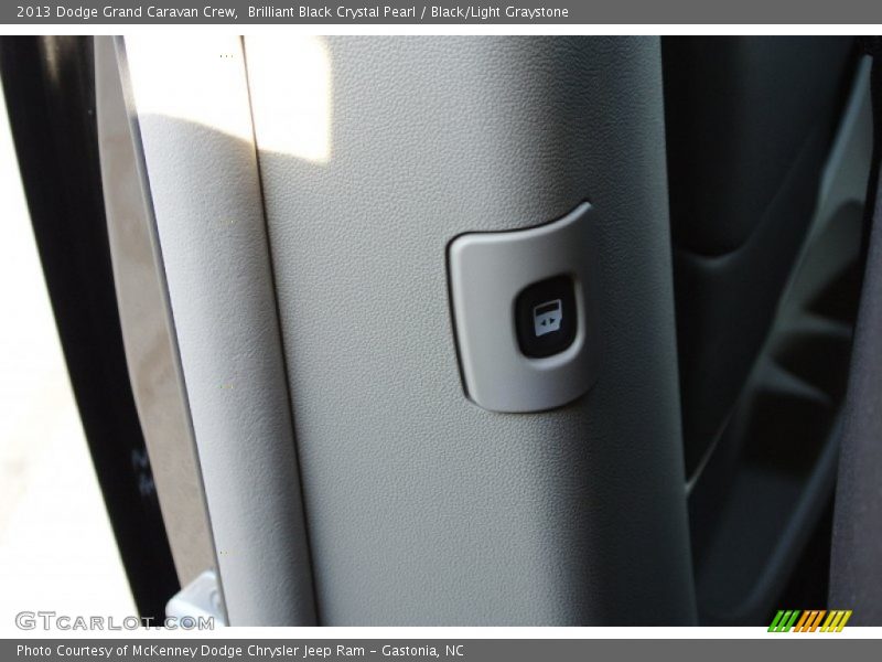 Brilliant Black Crystal Pearl / Black/Light Graystone 2013 Dodge Grand Caravan Crew