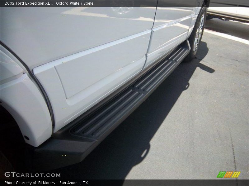 Oxford White / Stone 2009 Ford Expedition XLT