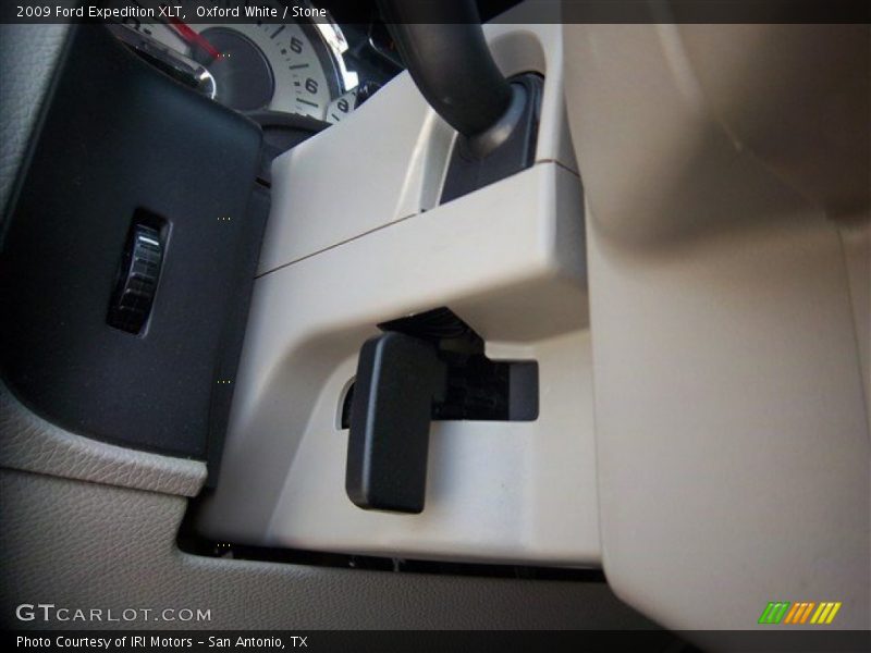 Oxford White / Stone 2009 Ford Expedition XLT