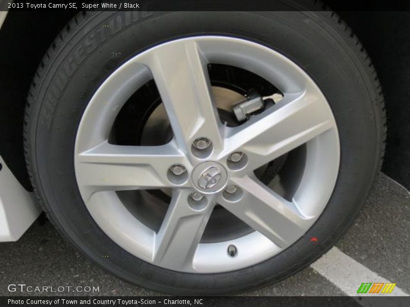 Super White / Black 2013 Toyota Camry SE