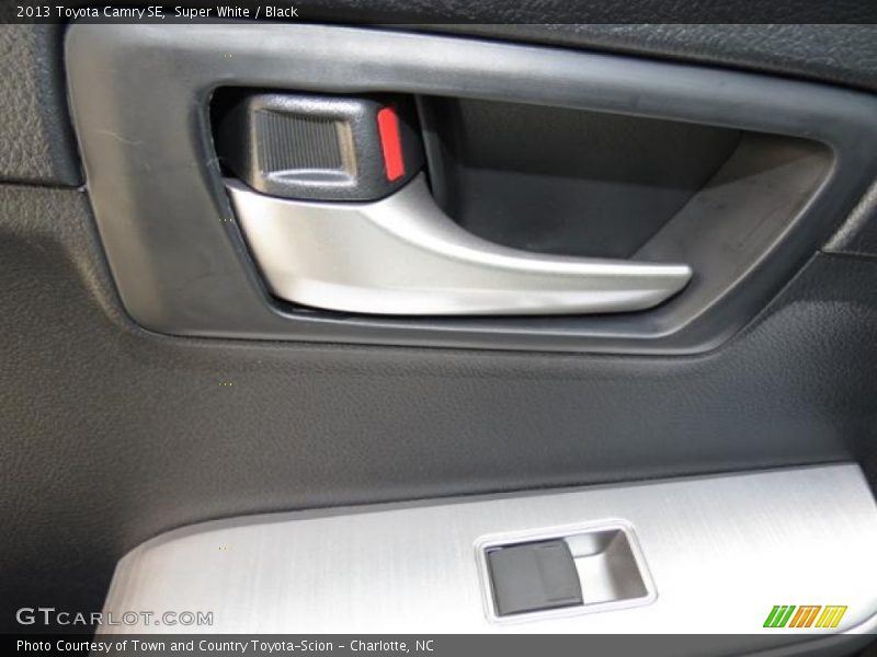 Super White / Black 2013 Toyota Camry SE