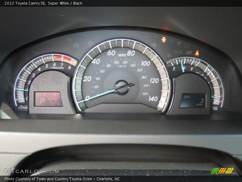 Super White / Black 2013 Toyota Camry SE