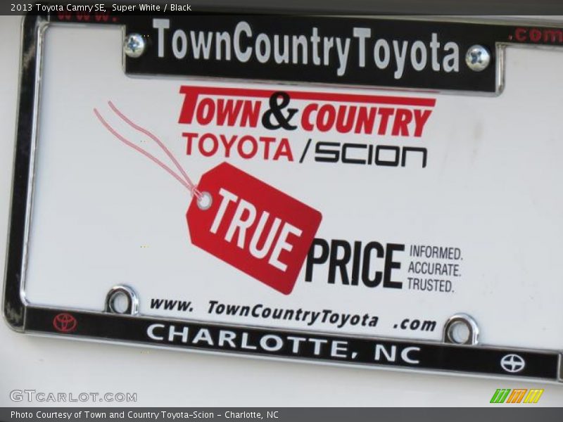 Super White / Black 2013 Toyota Camry SE